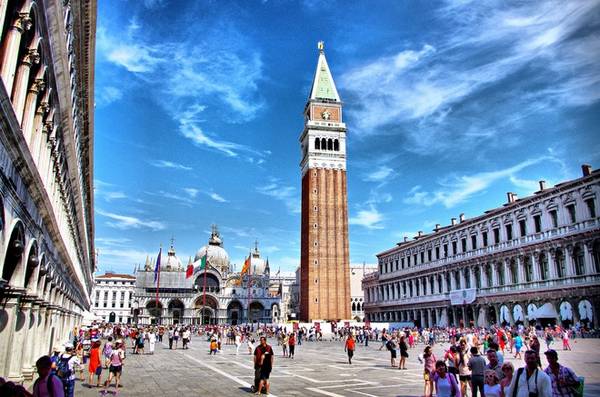Piazza San Marco, Venice, Italy: Quảng trường này được mệnh danh là "trái tim" của Venice, thu hút rất nhiều du khách tới tham quan. Đây là điểm mà bạn nhất định phải tới nếu đã bước chân đến thành phố lãng mạn bậc nhất châu Âu này.