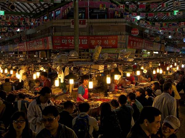 Nếu yêu ẩm thực, chợ Gwangjang là thiên đường ăn uống không thể bỏ qua. Kết thúc một ngày tham quan, du khách còn có thể tận hưởng cảm giác thư giãn trong những phòng tắm hơi xuất hiện khắp nơi. Ảnh: Gomadnomad.