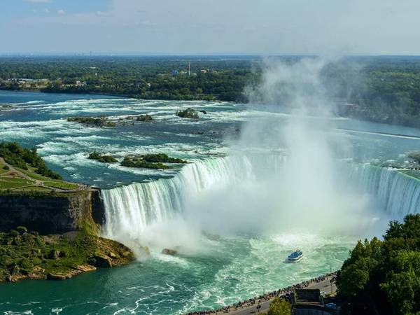 Các điểm đến du khách nên chọn gồm tỉnh bang Quebec, một châu Âu thu nhỏ trong lòng Canada; thành phố Victoria và Vancouver, nơi mang đậm phong cách Anh quốc; thác nhân tạo Niagara hùng vĩ ở khu vực biên giới với Mỹ. Ảnh: Principalge.