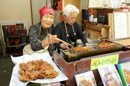 Đến Osaka ngoài việc khám phá cảnh sắc mùa thu, du khách đừng quên những món ăn truyền thống như takoyaki hay momiji tempura. Ảnh: kyuhoshi