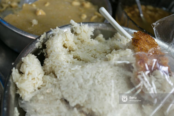 Xôi ở đây cũng khá giống với món xôi bình thường của mình, có điều mềm và dẻo hơn.