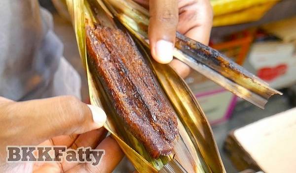 Bánh dừa nướng (kanom jak): Bánh được làm từ bột nếp, dừa và đường thốt nốt, sau đó gói trong lá thốt nốt và nướng lên. 