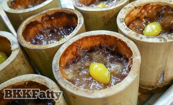 Bánh nếp ống tre (Khao Lam): Cùng kanom jak, đây là 2 món ăn vặt đường phố nổi tiếng ở Thái Lan. Khao Lam còn được làm với kích cỡ nhỏ để dễ mang theo trên đường. Ngoài ra, thay vì bột gạo nếp, Khao Lam còn có các biến thể như đậu đen, bạch quả… 