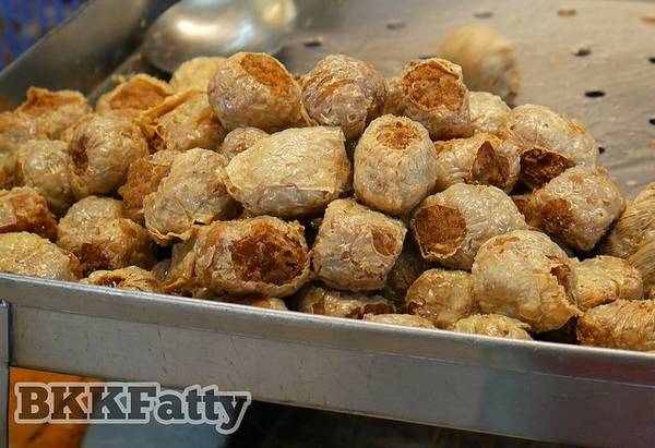 Xúc xích cua giòn (Hoy Jor): Món xúc xích cua kiểu Trung Quốc này được bán ở khắp các chợ Thái Lan, nhưng nổi tiếng nhất vẫn là ở Chonburi. Cua được cuốn trong đậu phụ và chiên. Một số loại còn có thêm thịt lợn bằm kèm với cua. 