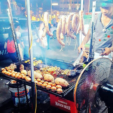 Sau một ngày dài khám phá, không có gì quyến rũ hơn là mùi thơm tỏa ra từ những bếp than và thịt nướng - một kiểu đồ ăn đường phố phổ biến của Việt Nam.
