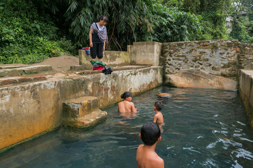 Du khách có thể thoải mái trò chuyện cùng các cô gái bản địa đang tắm tiên dưới bể nước khoáng nóng. Ảnh: Tuấn Trần.