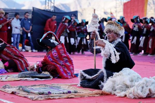 Pháp hội thực sự là một lễ hội văn hóa tưng bừng và sống động, tràn ngập màu sắc, âm thanh của những màn trình diễn nghệ thuật truyền thống, điệu múa, vở kịch… khắc họa văn hóa đặc sắc của người dân Ladakh và vùng Himalaya.