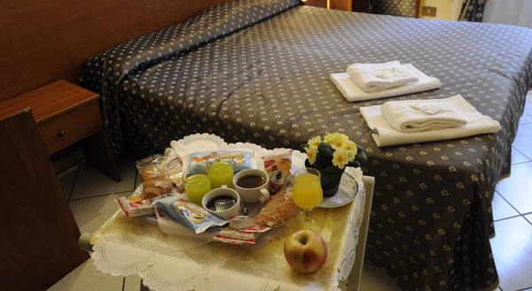 Phòng khách sạn Farini, giá trên booking.com là 45euro/đêm/2 người, trung tâm Rome (Italy).