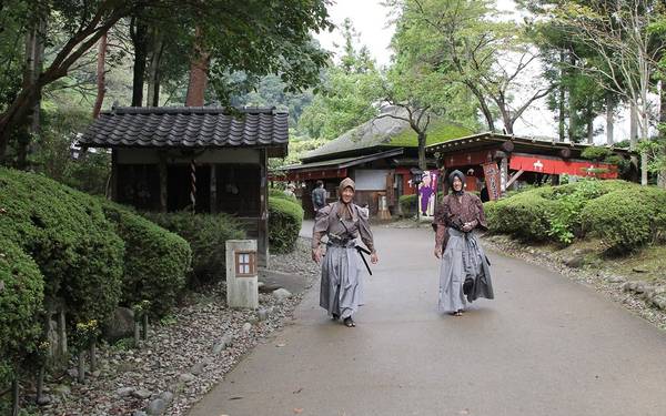 Nằm tại Nikko, quận Tochigi, cách thủ đô Tokyo (Nhật Bản) khoảng 120 km về phía bắc, Edo Wonderland (trước đây là Nikko Edomura) là một điểm đến nổi tiếng, hàng năm đón khoảng 300.000 lượt khách tham quan. Nơi đây tái hiện cuộc sống của thời Shogun (1603-1867), với vé tham quan khoảng 800.000 đồng cho người lớn.