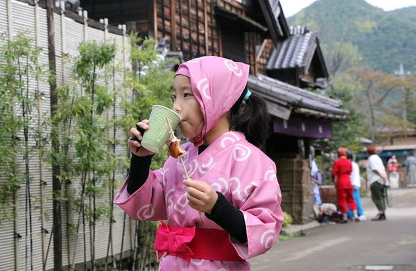 Một ninja nhí thưởng thức ẩm thực Nhật Bản.