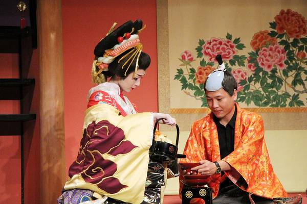 Oiran xinh đẹp, ông chủ samurai và những công tử nhà giàu là một số vai du khách có thể tham gia trong vở kịch mở tại nhà hát văn hóa Wakamatsu-ya.