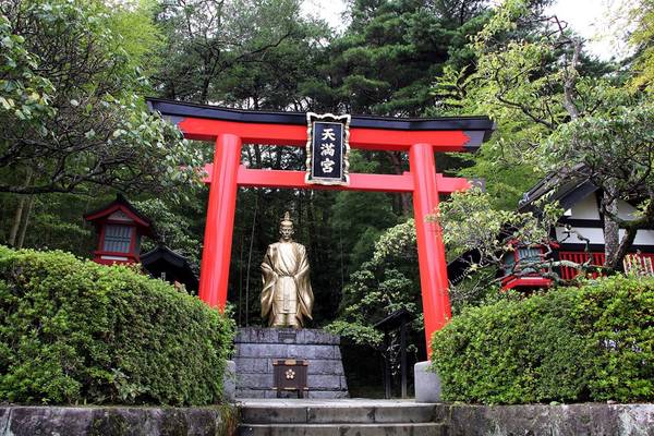 Trong ngôi làng cổ kính này, bạn cũng có cơ hội bày tỏ lòng kính trọng đối với thần tri thức Sugawara Michizane của Nhật Bản. Người Nhật tin rằng khi cầu nguyện tại đây, họ sẽ đạt thứ bậc cao trong học tập, thi cử.