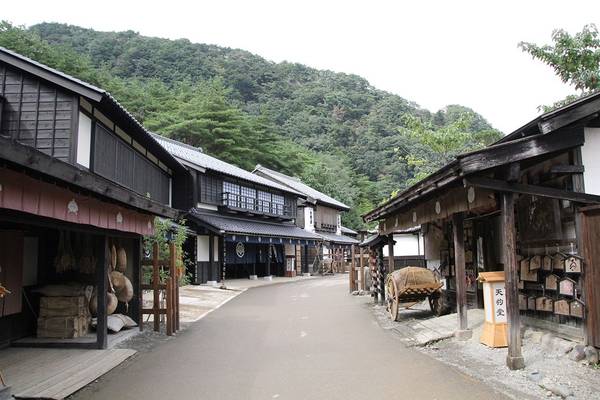 Con đường hai bên rợp cây xanh sẽ dẫn du khách đến làng Edo Nikko, diện tích hơn 45.000 m2, nằm trong thung lũng.