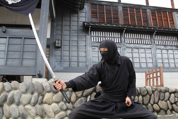 Các diễn viên - ninja tiết lộ họ phải tập luyện rất bài bản. Tại thời Edo, ninja là công cụ của các dòng tộc, lãnh chúa phong kiến, chuyên thực hiện các phi vụ trinh thám, ám sát với tài nghệ phi thường.