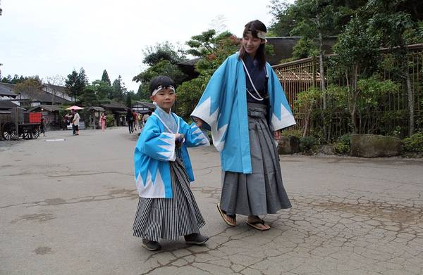 Người dân Nhật cũng thường mặc đồ truyền thống khi tới đây.