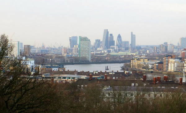 London hiện đại bên dòng sông Thames nhìn từ đài quan sát thiên văn hoàng gia - Ảnh: KIM NGÂN