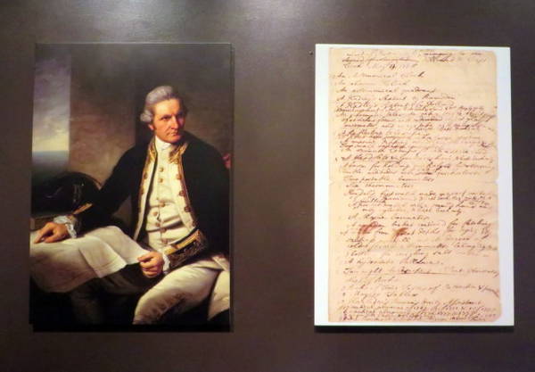 Thuyền trưởng James Cook và bản viết tay của ông - Ảnh: KIM NGÂN