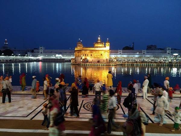 Ngôi chùa vàng Amrisar nằm ở thành phố Amritsar, phía bắc Ấn Độ là điểm đến đầu tiên trong hành trình của Chang Yi Fan.