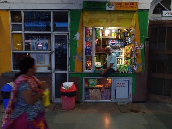 Sạp bán hàng tạp hóa trong lán ở sân ga New Delhi nhỏ bé, cũ kĩ.