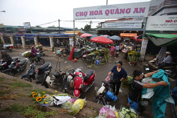 Chợ hoa Quảng Bá hay còn gọi là chợ đầu mối hoa tươi nằm trên đê Nghi Tàm toạ lạc trên đường Nghi Tàm ( Quảng An, quận Tây Hồ, Hà Nội).