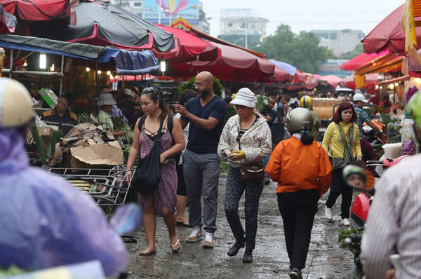 Chợ hoa đầu mối là nơi tập trung mua bán các loại hoa tươi lớn nhất của người dân đất Hà thành, thu hút sự hiếu kỳ của khách du lịch trong và ngoài nước.