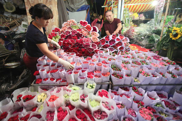 Cũng có nhiều loại hoa được chuyển từ Đà Lạt, Sapa về bán tại chợ. Chợ đông và tấp nập nhất lúc 3-4h sáng hằng ngày. 