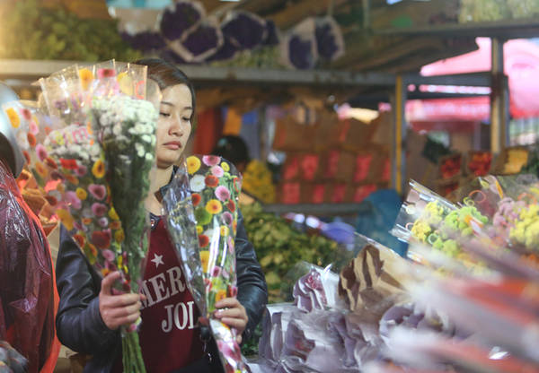 Người mua hoa thường xuyên là những chủ cửa hàng hoa lớn nhỏ khắp thủ đô, thỉnh thoảng ngày rằm mùng 1 hay ngày lễ 8/3, 20/10 luôn có lượng khách đột xuất đến chợ để ngắm, để kinh doanh thời vụ.