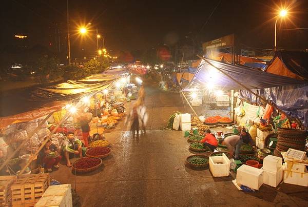 Chợ Long Biên (quận Ba Đình, Hà Nội) là một trong những chợ đầu mối lớn nhất Hà Nội. Tổng diện tích diện tích hơn 27.000 m2 chuyên cung cấp các loại hoa quả, nông sản, thủy sản cho người dân thủ đô.