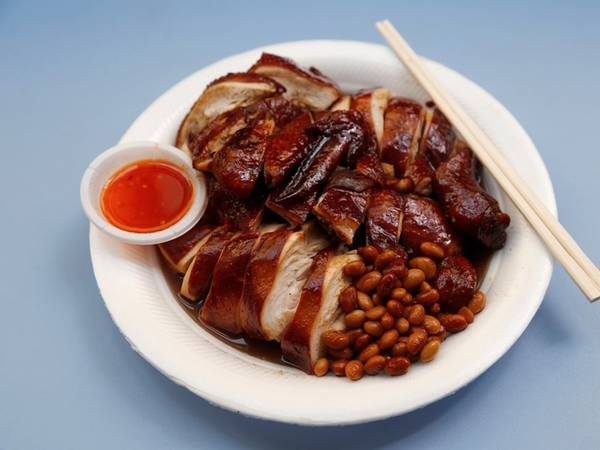Món gà quay phết sốt đậu tương có nguồn gốc từ miền bắc Trung Quốc. Lớp da gà màu đậm và bóng, miếng thịt được cắt vừa ăn và luôn đi kèm đĩa tương ớt cho khách thưởng thức.