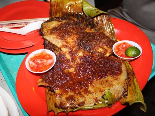 Món cá đuối nướng sốt ớt sambal cũng rất đặc trưng cho ẩm thực Singapore. Cá đuối được phết bên ngoài một lớp nước sốt ớt, bọc bằng lá chuối và nướng đến thơm phức. 