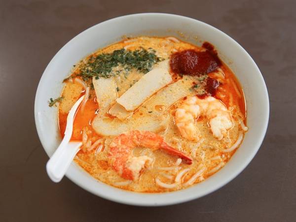 Laksa là một món nổi bật khác của Singapore. Món súp cá này làm từ mì gạo cùng nhiều loại hải sản khác nhau, nước dùng từ dừa và các hương liệu có vị cay.