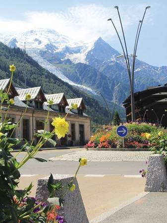 Bất cứ góc nào ở Chamonix đều có thể thấy đỉnh núi tuyết huyền thoại