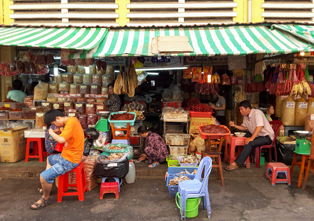 Nhiều tiệm tạp hóa bày biện các món hàng với mong muốn một ngày đông khách, mua may bán đắt.