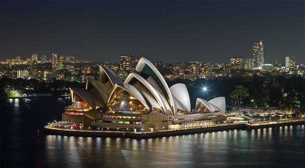 Opera House, Sydney là điểm đến không thể bỏ qua khi bạn du lịch ở Australia. Nhà hát có kiến trúc độc đáo hình con sò hay cánh buồm no gió ra khơi. Đây là một trong những công trình tiêu biểu của thế kỷ 20, đồng thời là nơi biểu diễn nghệ thuật nổi tiếng thế giới. Ảnh: Wiki. 