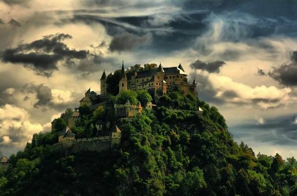 Hochosterwitz, Áo: Tòa lâu đài được xây ở độ cao 160 m. Vào những ngày quang đãng, không mây, du khách có thể chiêm ngưỡng vẻ đẹp của công trình có từ thời trung cổ này từ khoảng cách 30 km.