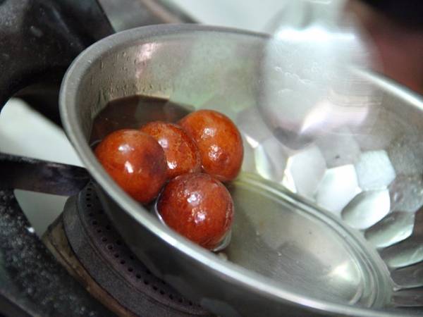 Gulab jamun (Ấn Độ): Gulab jamun là một trong những món tráng miệng được yêu thích nhất ở Ấn Độ. Được mô tả giống như bánh donut nhúng si-rô ngọt, gulab jamun làm từ bột sữa và được rán trong ghee - một loại bơ. 