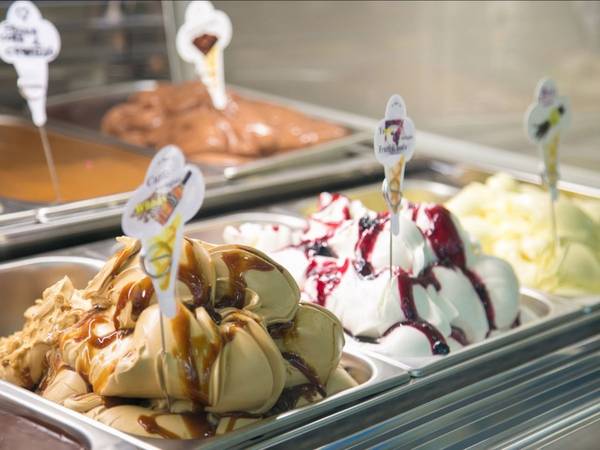 Kem gelato (Italy): Các đường phố của Italy đầy rẫy cửa hàng bán gelato, kem phiên bản Italy với vị mềm mịn hơn kem kiểu Mỹ. Gelato có rất nhiều hương vị, như mâm xôi, hạt dẻ cười, rum và chocolate. 