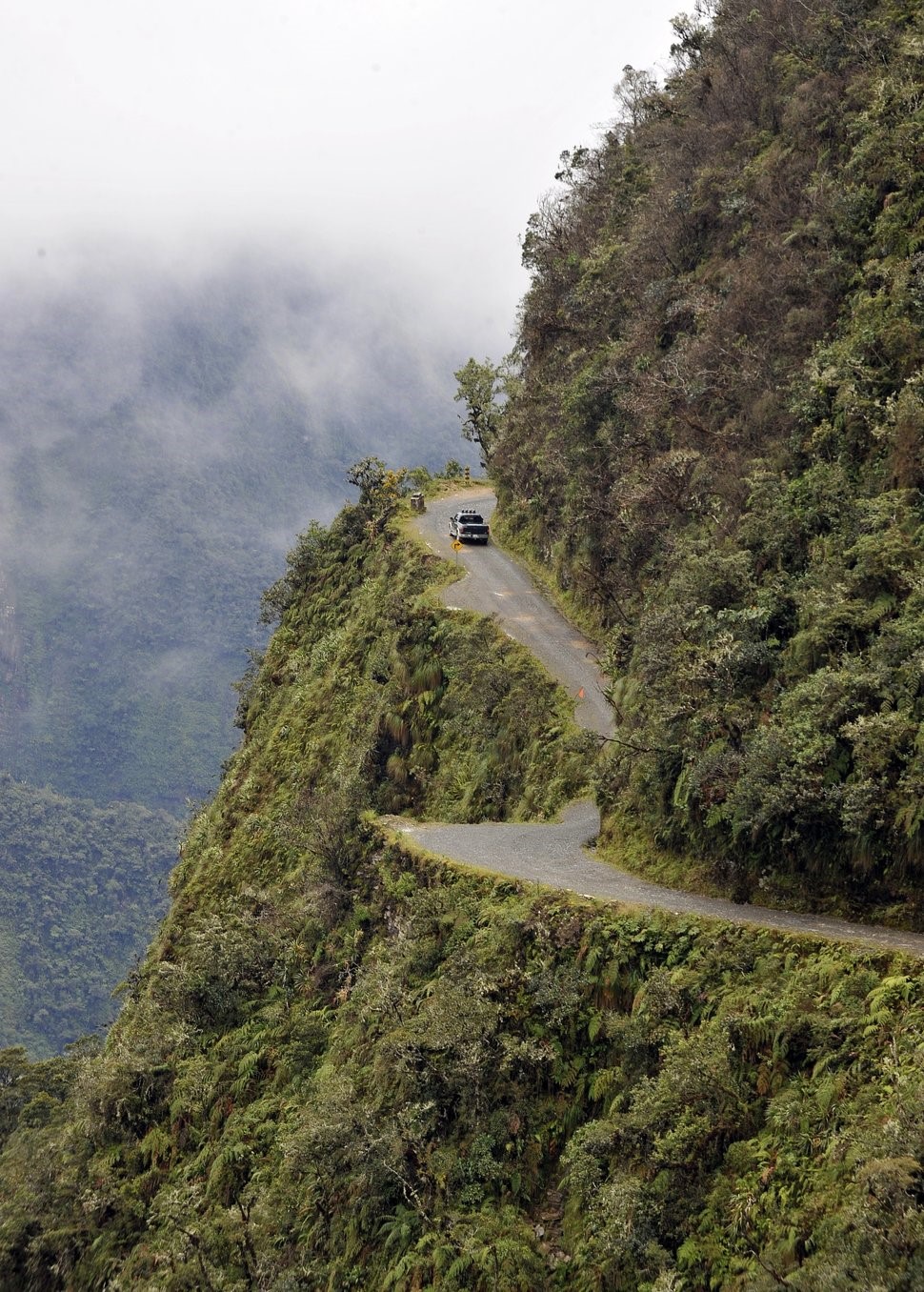 Đường tử thần, Bolivia: Con đường men theo vách đá ở độ cao hơn 600 m này rộng khoảng 3,6 m, với một bên là vực sâu thăm thẳm. Đường có nhiều đoạn sạt lở, trơn tuột khi trời mưa, và nhiều khúc cua chết người. 