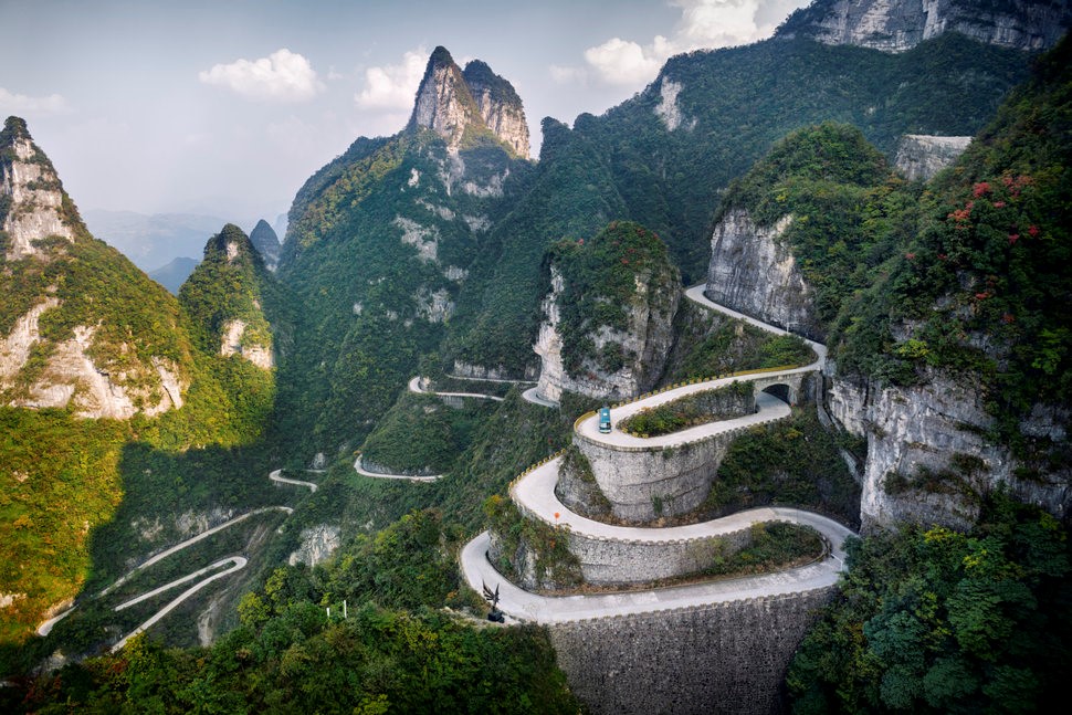 Đường lên núi Thiên Môn, Trung Quốc: Với 99 khúc cua và độ dốc lớn, tuyến đường này là thử thách ngay cả với những tay lái dày dạn kinh nghiệm. 