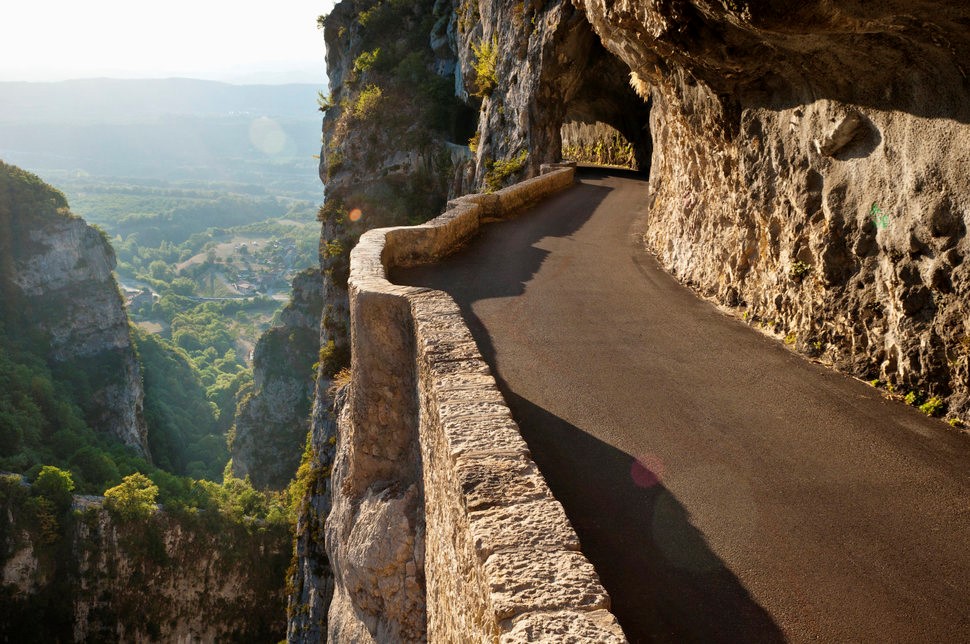 Đường qua Gorges du Nan, Pháp: Một bên là vực sâu, một bên là vách đá, con đường hẹp này đòi hỏi lái xe phải thận trọng và tập trung. 
