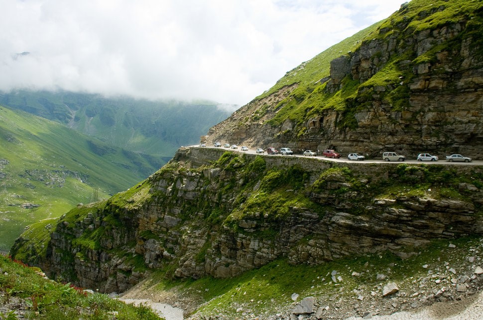 Đường qua đèo Rohtang, Ấn Độ: Con đường nhỏ hẹp và quanh co này không đủ chỗ cho 2 xe đi ngược chiều nhau.