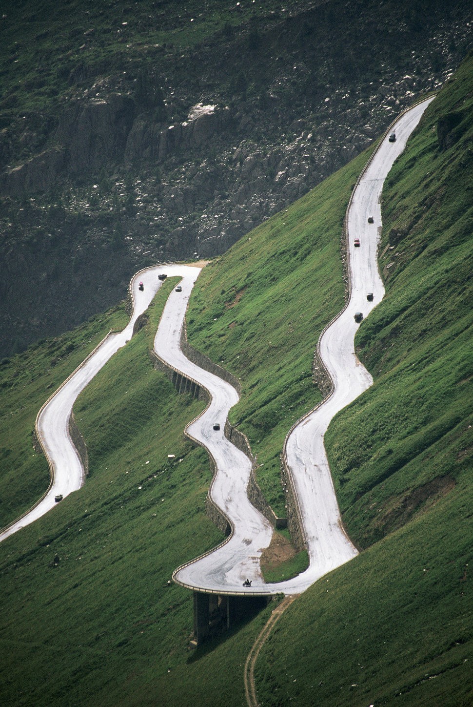 Đèo Furka, Thụy Sĩ: Các khúc cua tay áo trên con đường men theo dãy Alps này cho du khách ngắm nhìn khung cảnh ngoạn mục. 
