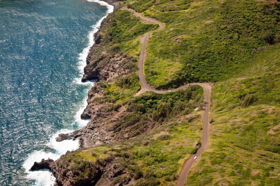 Cao tốc Kahekili, Mỹ: Tuyến đường này chạy dọc bờ Nam tuyệt đẹp của đảo Maui, Hawaii. Cao tốc Kahekili khá hẹp, với nhiều khúc cua khiến tài xế phải hết sức tập trung. 