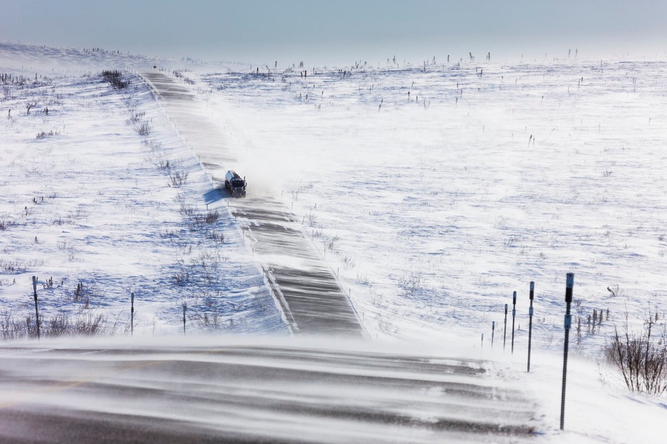 Cao tốc James Dalton, Mỹ: Gió mạnh và tuyết thổi qua đường cao tốc James Dalton gần núi Finger (Alaska), gây khó khăn cho tài xế. 