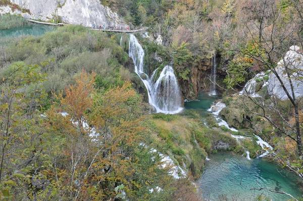 Vườn quốc gia hồ Plitvice nằm trên cao nguyên cùng tên ở Croatia, gần biên giới nước Bosnia và Herzegovina thuộc dãy núi Dinaric Alps, có diện tích lên tới 296,85 km2 và là công viên cổ nhất Croatia.
