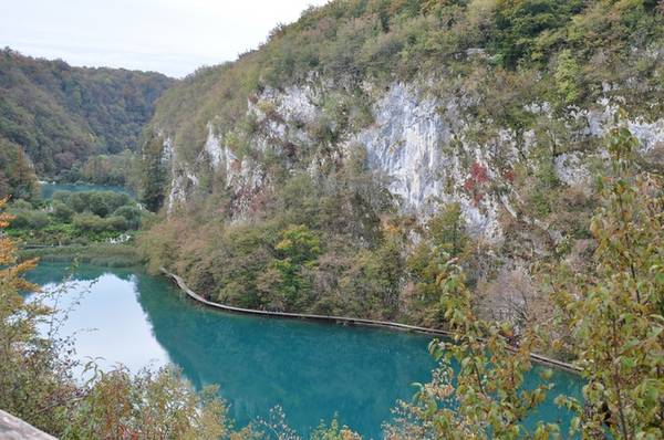 Điểm nổi bật nhất của Plitvice là cụm 16 hồ nước thông nhau màu xanh biếc, chảy trên các nền đá vôi qua hàng ngàn năm.