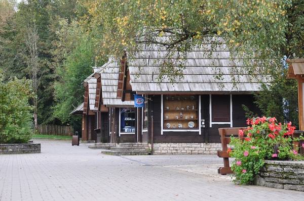 Du khách có thể ghé thăm Plitvice vào mọi thời điểm, tuy nhiên nên tránh mùa hè bởi đây là giai đoạn đông khách nhất. Thay vì thế, mùa thu với sắc màu phong phú và mùa đông huyền ảo là sự lựa chọn tuyệt vời.