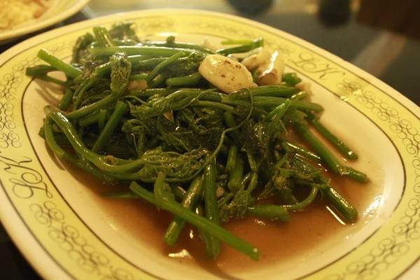 Nếu đã chọn một quán ăn Trung Hoa thì bạn không nên bỏ qua món rau xào đặc trưng. Rau cải xào dầu hào hoặc ngọn bí xào tỏi tuy đơn giản nhưng lại rất ngon, ngọt, có giá khoảng 60.000 đồng.