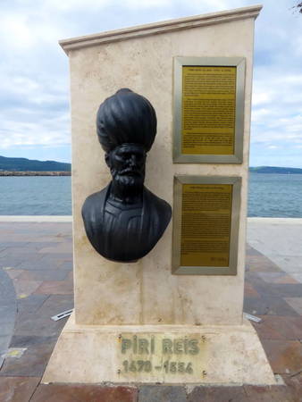 Bức tượng của đô đốc Piri Reis - Ảnh: Kim Ngân