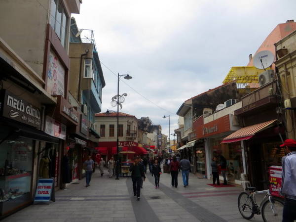 Khu vực đi bộ hấp dẫn của thành phố không xa bến cảng - Ảnh: Kim Ngân
